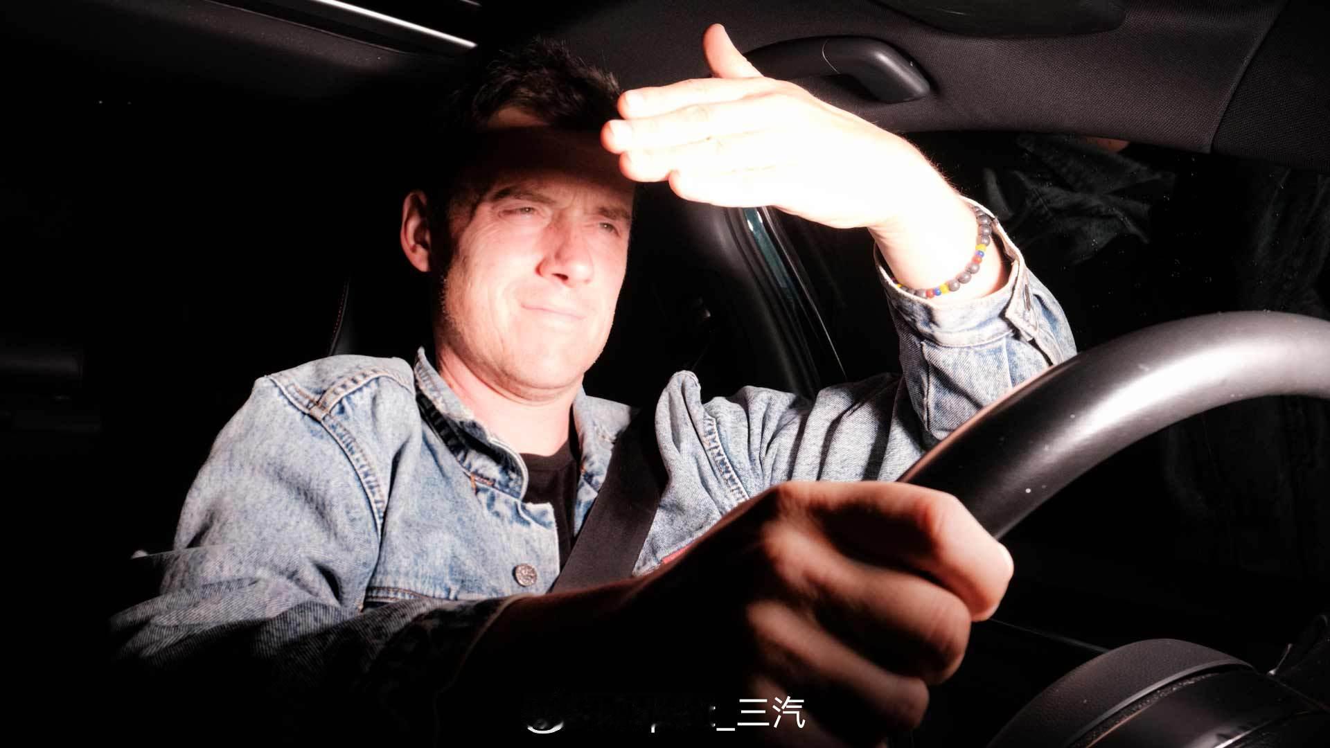 IIHS 有点意外近年来，关于当今车头灯更有可能使迎面而来的司机失明的抱怨越来越