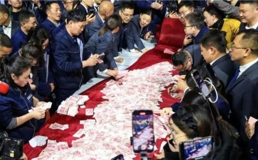 发6000万现金的老板崔培军，
居然说年会差点办不下去。
61岁的他连熬两天两夜