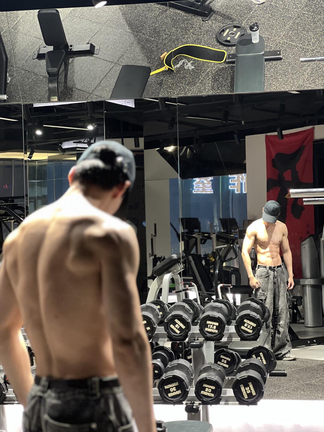 薄肌健身教练深夜训练