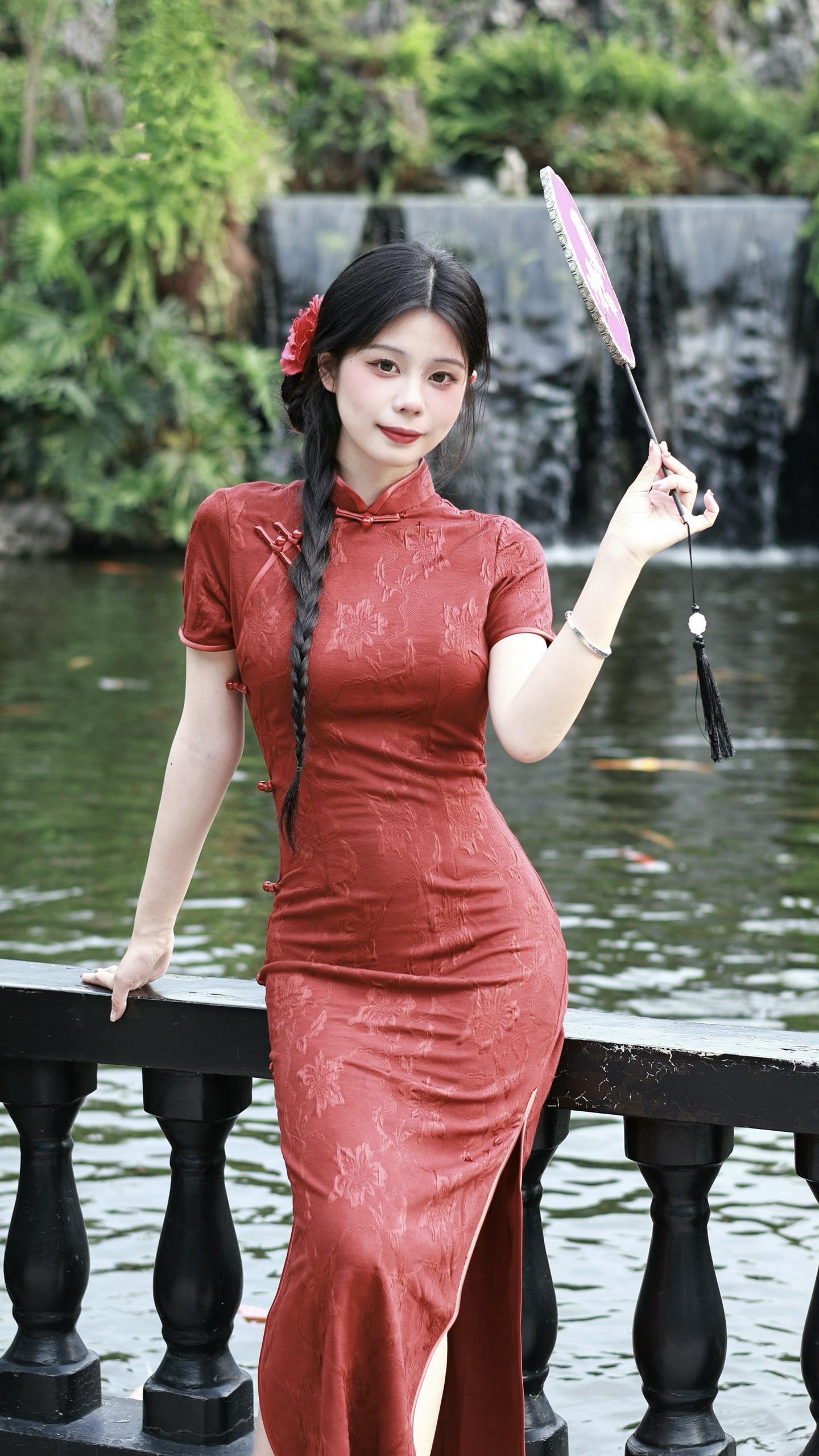 枝蔓攀生，夏色弥深。