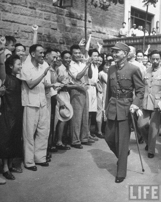 1945年抗日时候之后的蒋介石，与重庆市民们见面。