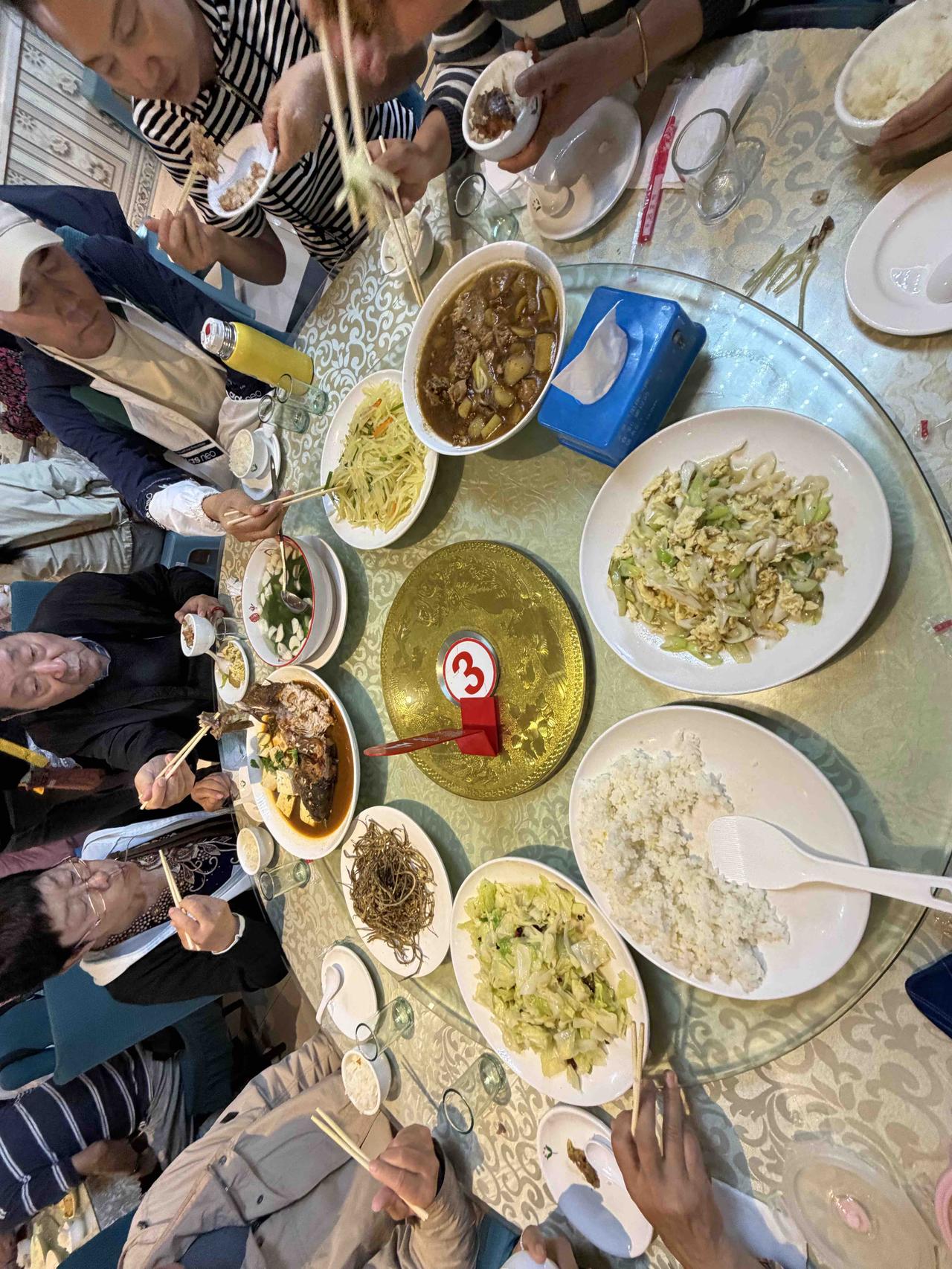 今天中午，我们西安东北旅游团，在前往吉林防川国门口岸途中，在珲春市圈河农家乐饭店