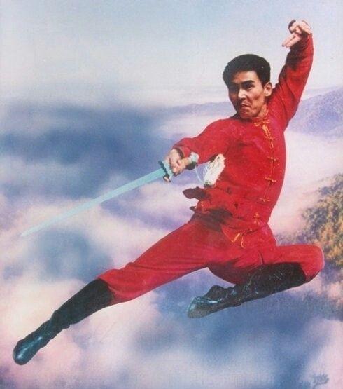 1982年，有一次，武术界的“长胜将军”、甄子丹的恩师赵长军，在街头与人争出租车