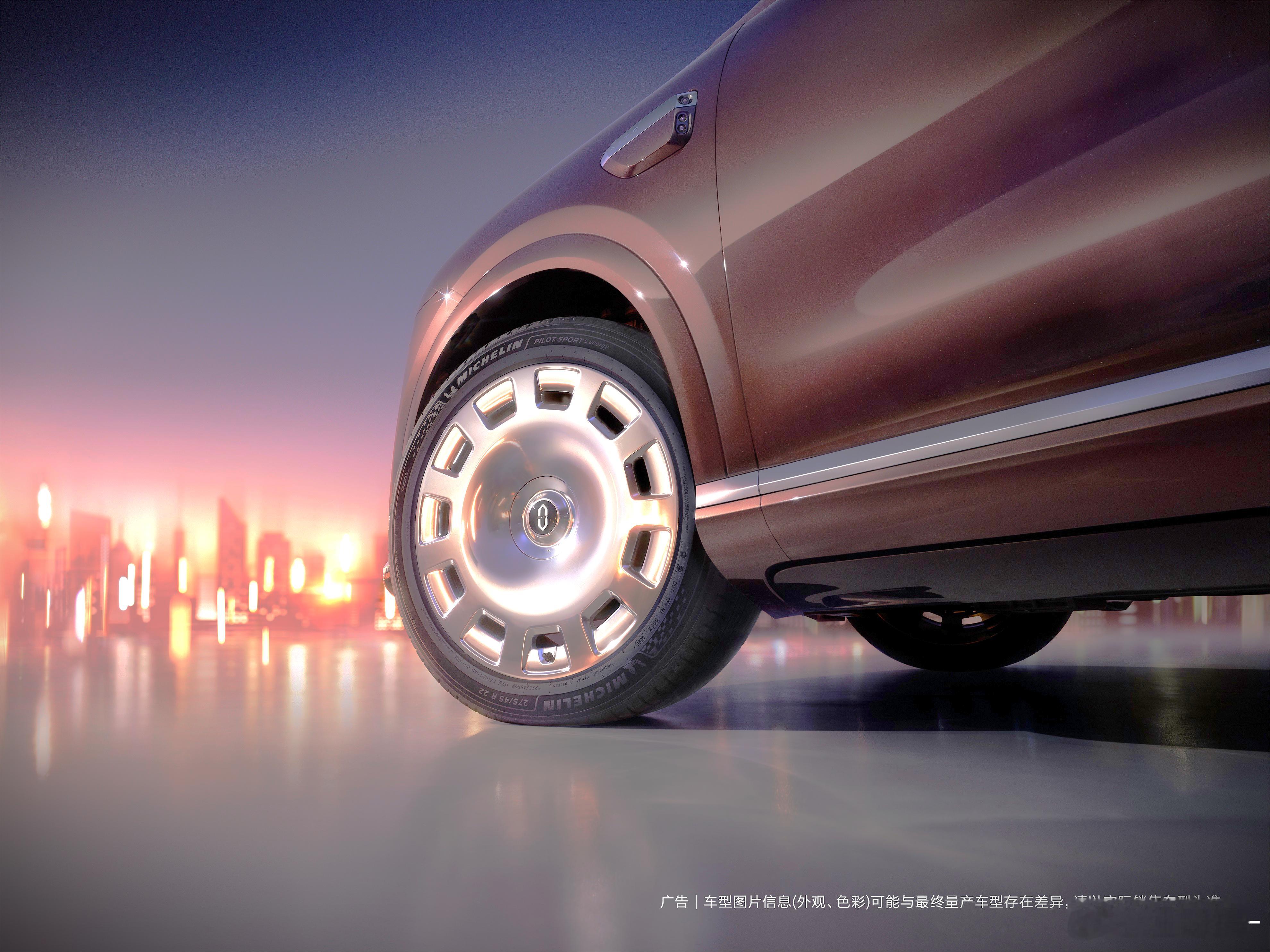 新M9的电动踏板设计不错，融入裙边造型了 