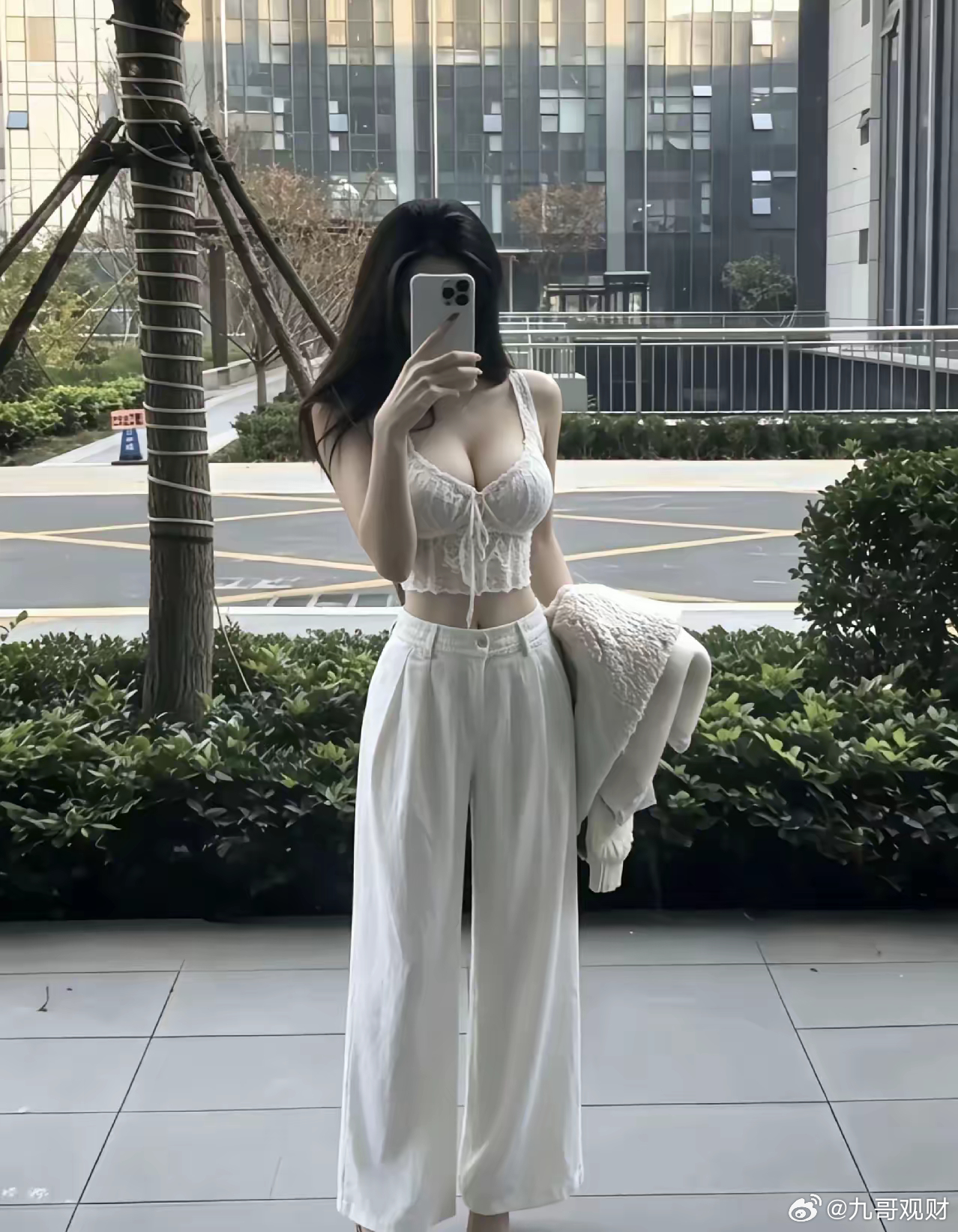天气越来越热了，穿这身出门需要注意什么？ 