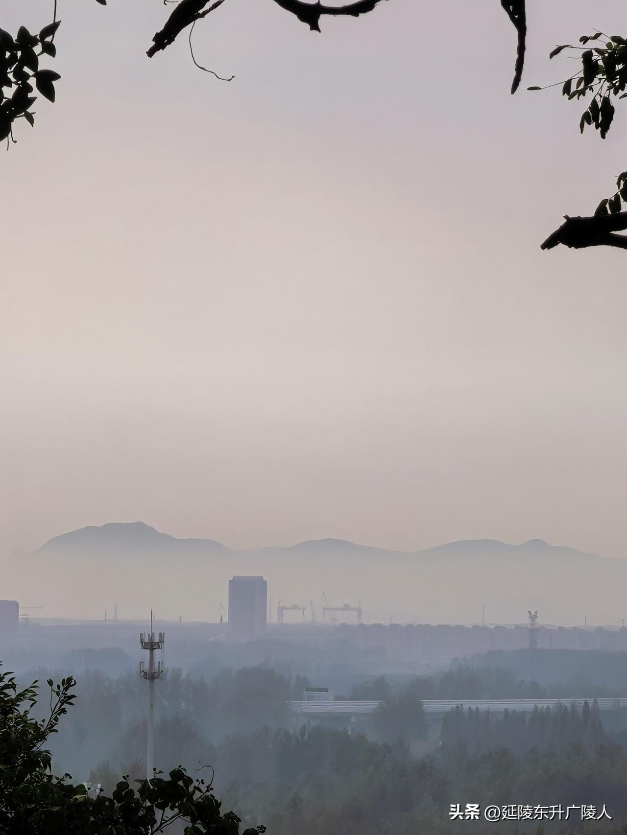 登苏中第一峰铜山，行至半山腰，透过大树枝间空隙，远望过江诸山到与堂平的妙处，一代