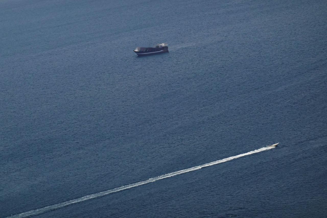 据美国媒体美国中央司令部在X平台发布的消息报道，霍尔木兹海峡这两天又冒出一个很刺