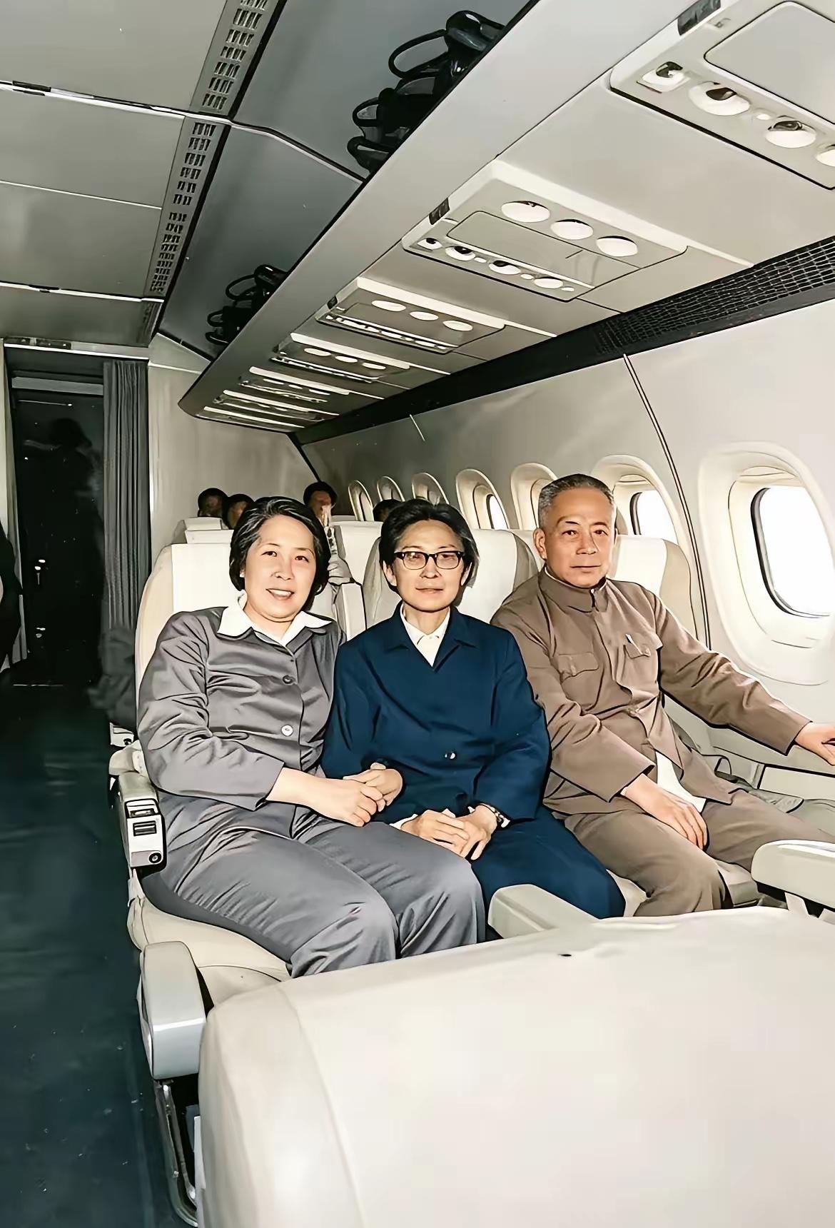 1980年航班飞机上，三位老前辈，如果你认识一位，历史专家非你莫属，不信你试试看