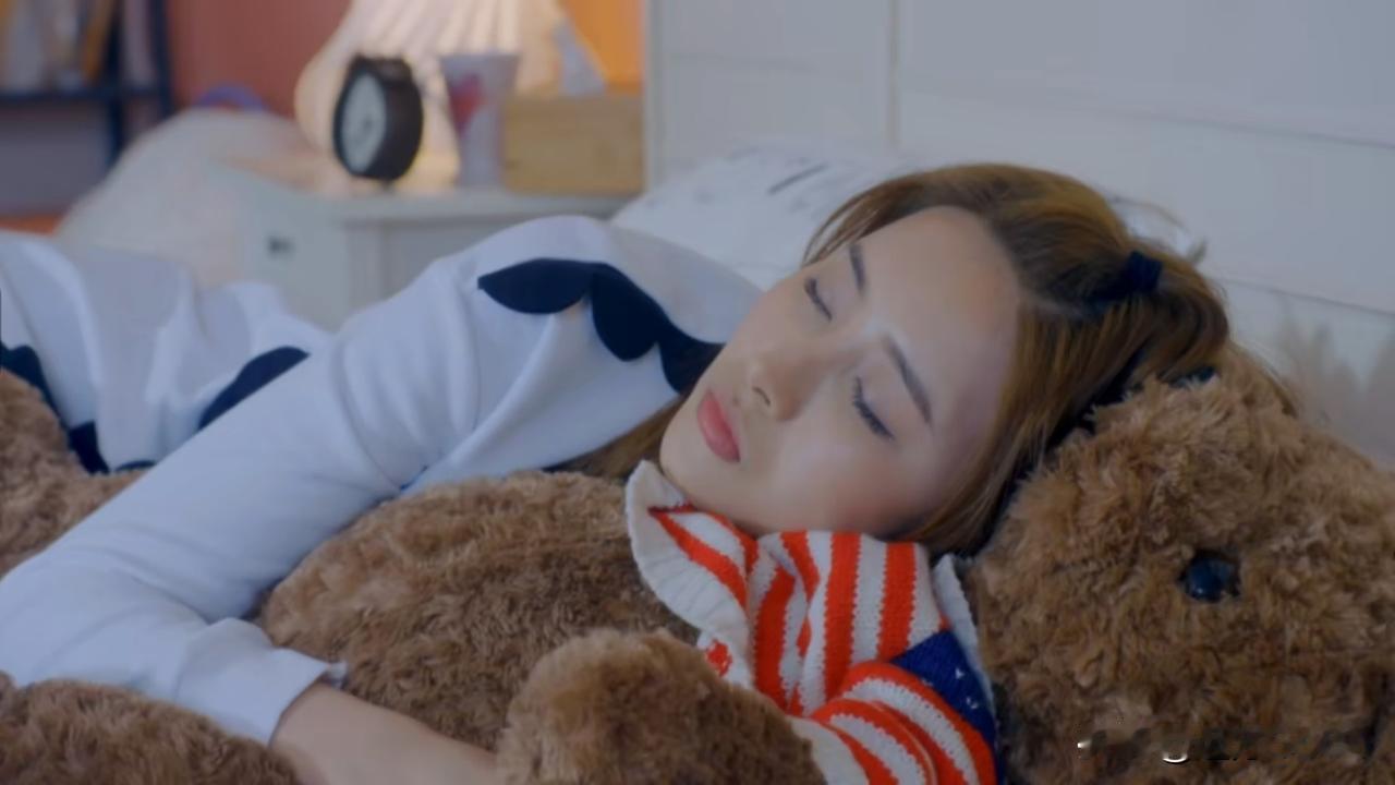 我发现不少影视作品中，女孩都喜欢抱个大布娃娃睡觉，比如大狗熊。
我老婆结婚前也有