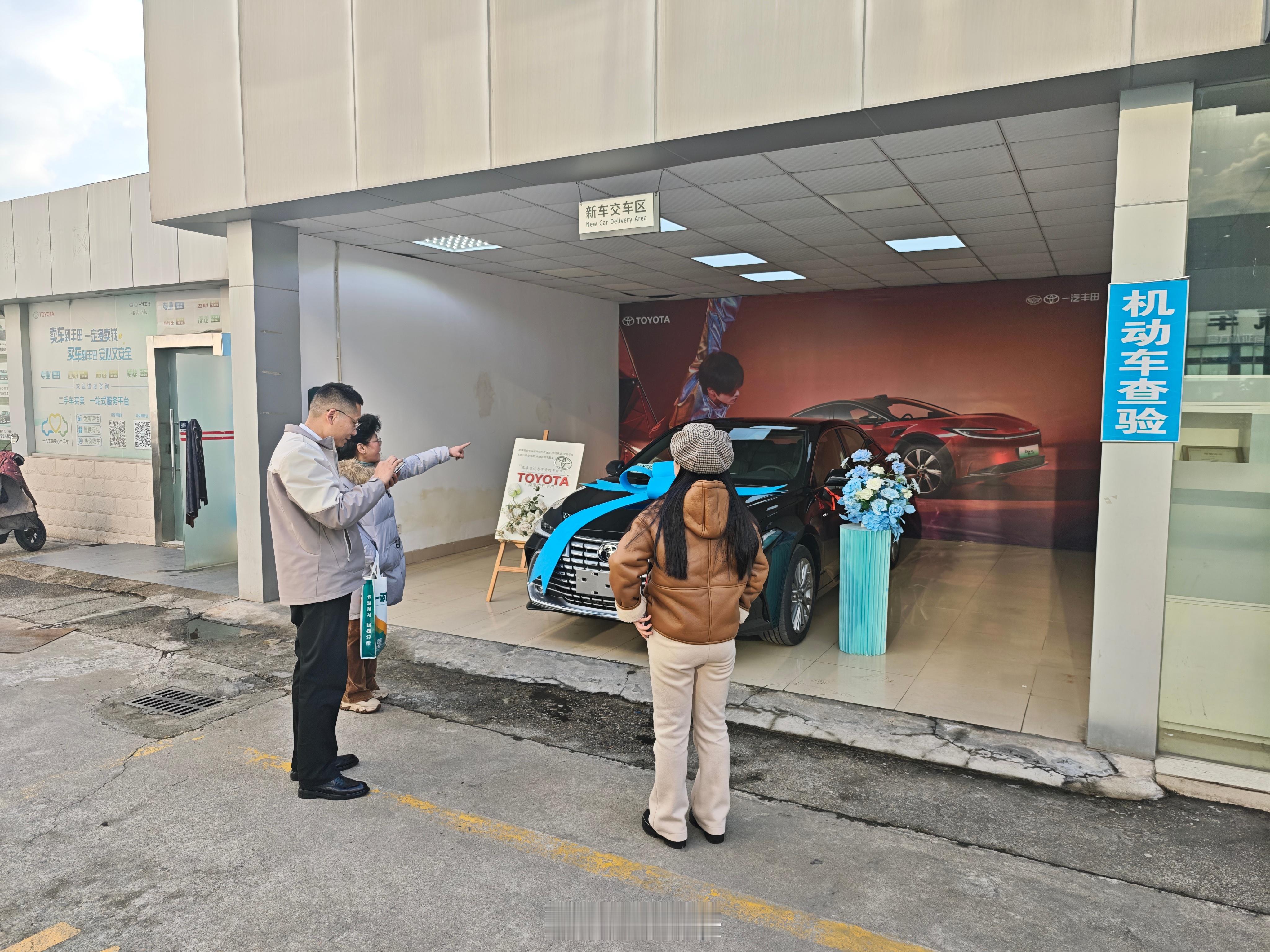 昨天帮粉丝提了一辆车，现在想买油车的朋友还是挺多的我与汽车的日常