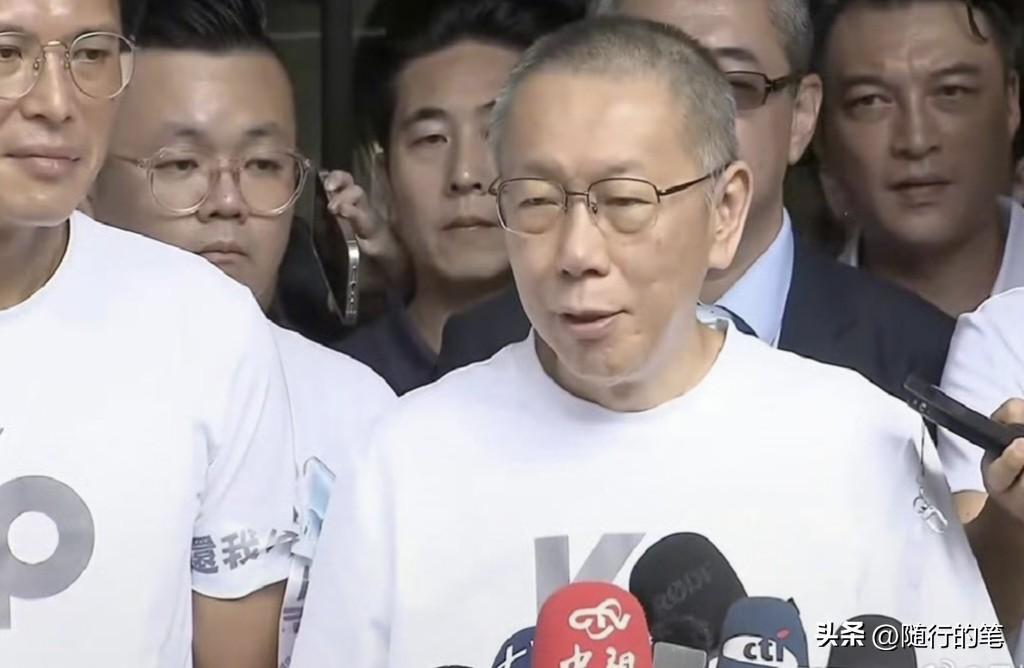 柯文哲出来了，很多人迎接，

穿上准备好的印有kp字母的T恤，

头发花白很短，