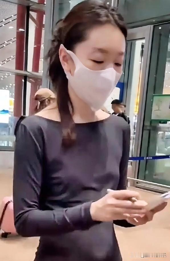 周雨彤包场致谢“漏人”风波，友谊与职业素养的双重考验！

近日，周雨彤因新剧《太