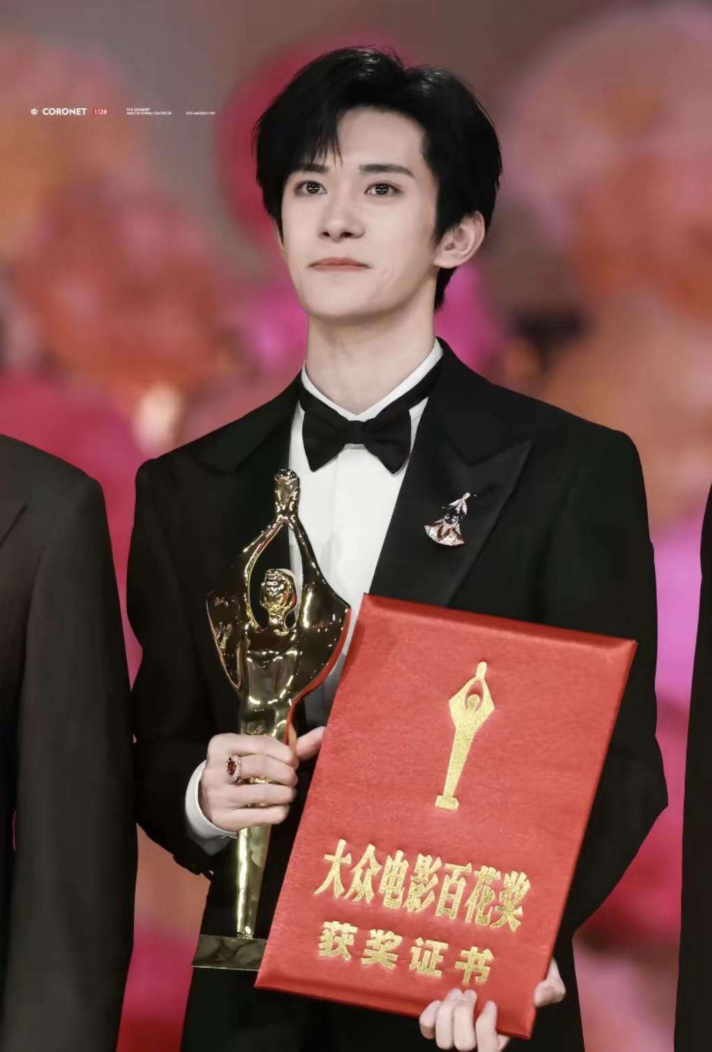 春和一粒粟 秋收百花开 金鸡印证演技 百花贴合民意 时至暮夏 属于刘春和 也属于