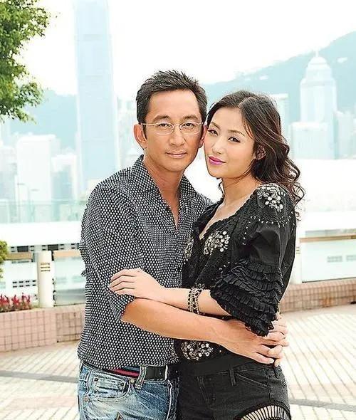 2007年，43岁的吴启华娶了比自己小21岁石洋子，结婚7年近5亿家产被石洋子挥