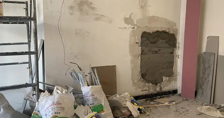 承重墙被砸出了个洞，钢筋都露出来了，事发济南一小区！业主不愿意了：我们的安全谁来保