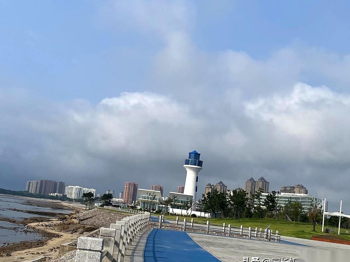 看着手机上清清楚楚的“29℃”，来乳山银滩避暑的人，却硬生生憋出了一身黏糊糊的白