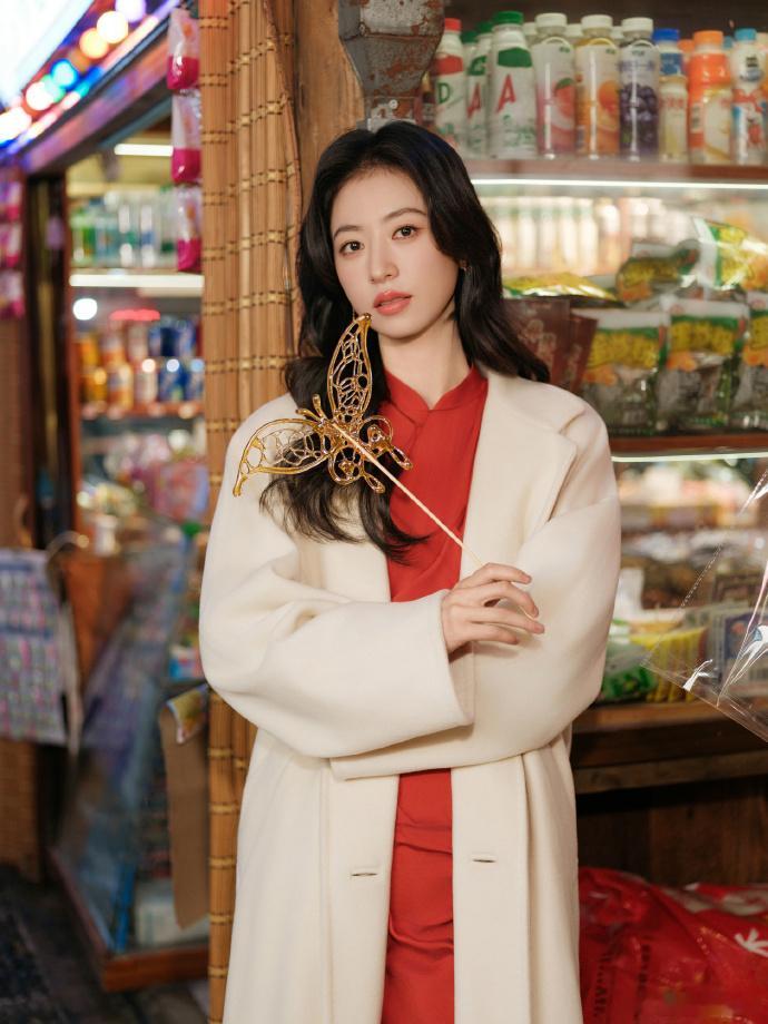 周雨彤好大气的美周雨彤好大气的美！首登春晚还回到了安徽，真的泪目了！缎面红裙的立