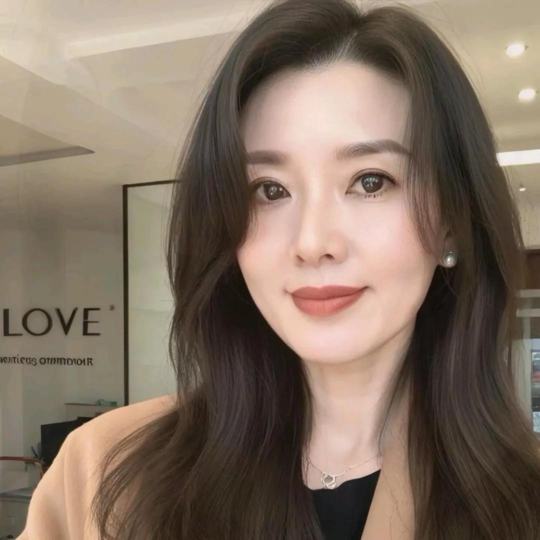 优雅女神，自信微笑，办公室里的迷人风采职场气质女人 气质职场女孩 干练职场女性 