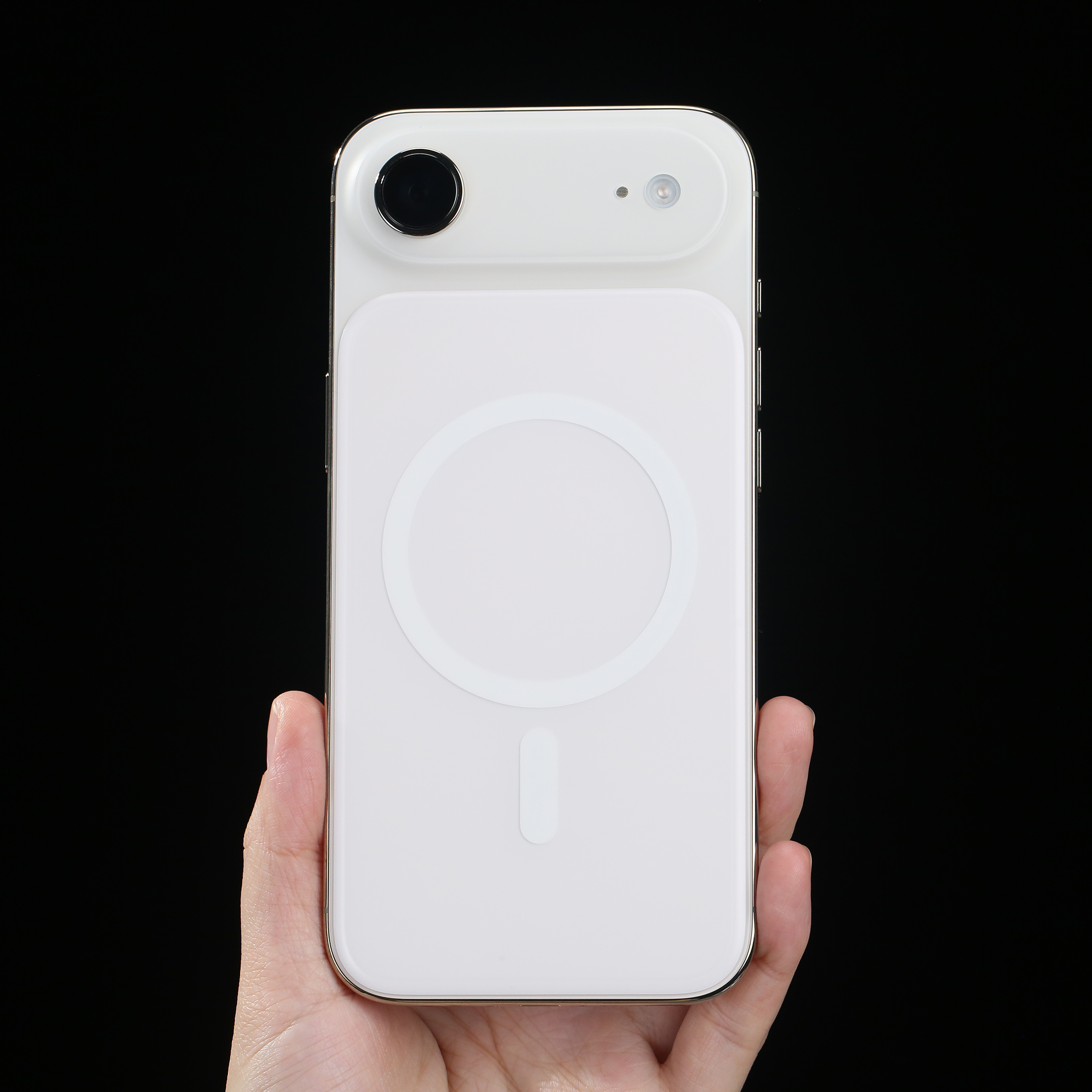 朋友们，iPhone Air 淡金色平嵌镜盖和平嵌磁贴已上架。贴上平嵌镜盖，告别