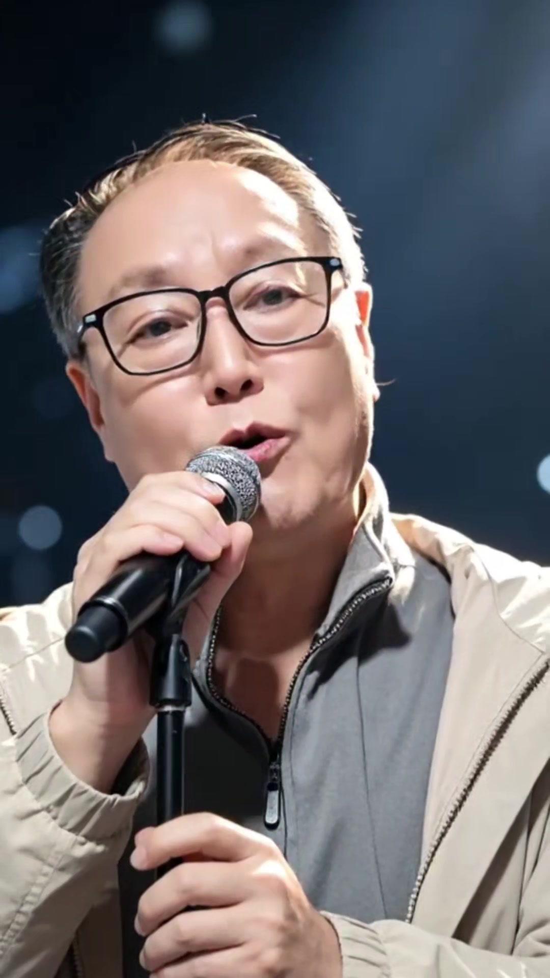 🎵山风掠过焦土，歌声响起瞬间就能看见火光里逆行的背影。
这首歌唱的不是壮烈，是