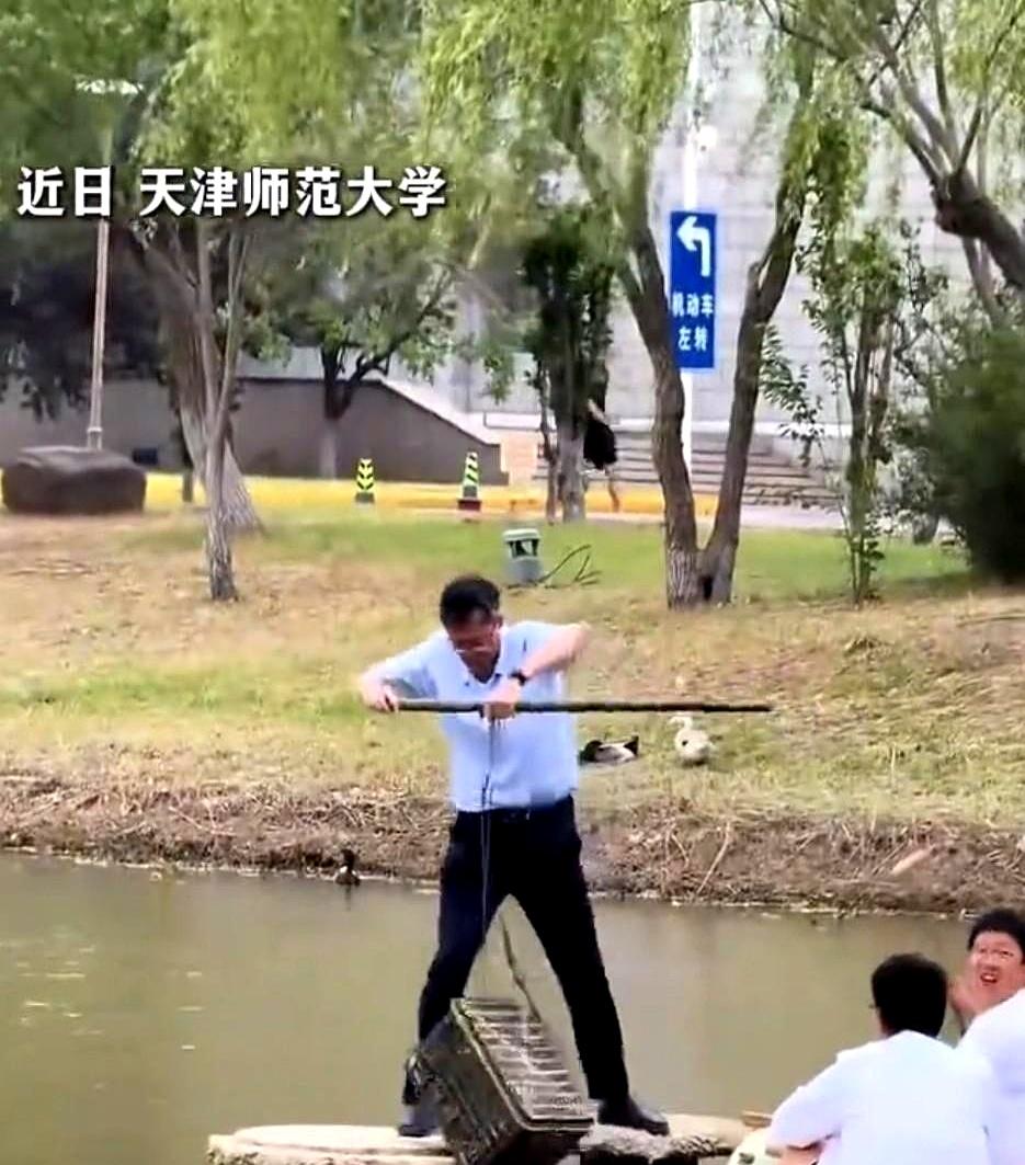 八年前，天津师大闫春财教授往“钥匙湖”里放了一只三角帆蚌，转身就把这事忘了。
谁