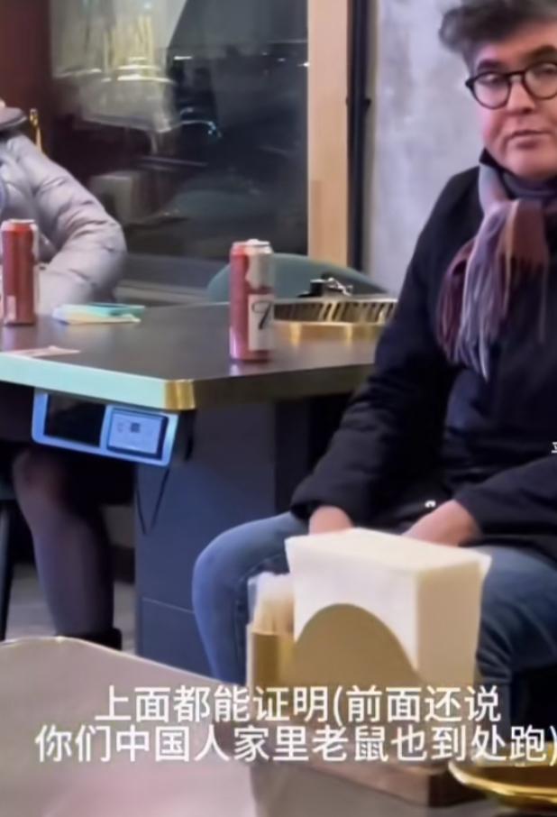 华人博主去华人店吃火锅遭大鹅夫妇疯狂言语输出，店员报官到博主离开都未见捕快身影，