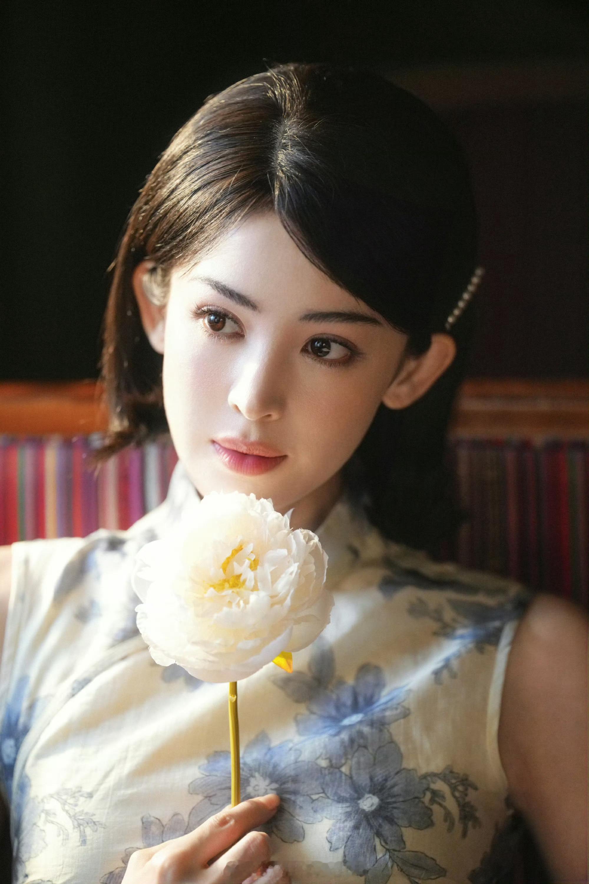 娜扎[超话]  我愿称娜扎为最适合民国造型之人，浓颜美女穿旗袍就是惊艳四方、就是