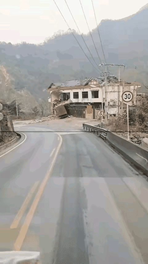 感谢把房子修在路口拐弯处的好心人，拯救了一个家庭。 ​​​