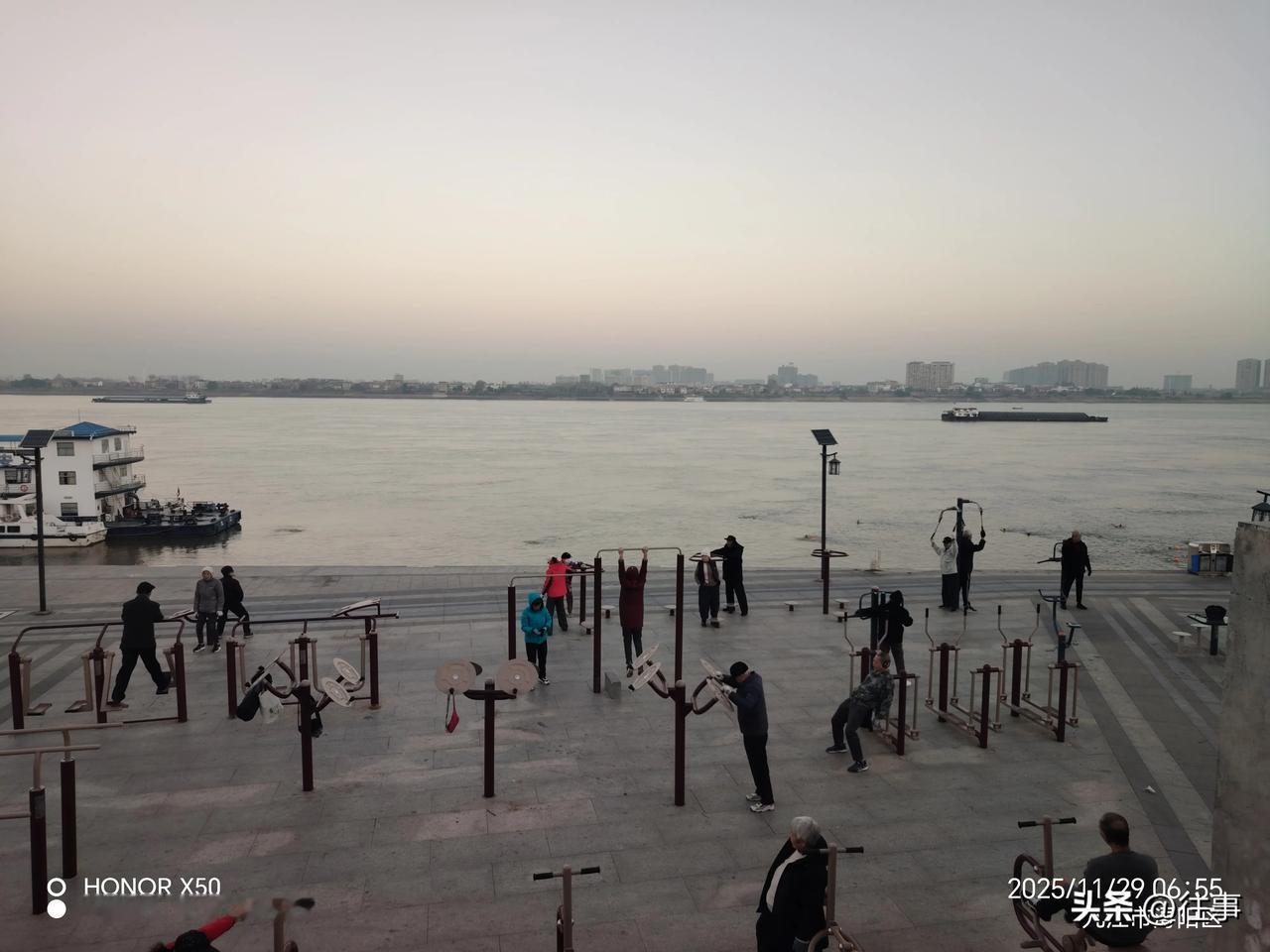 11月29日长江岸边晨练