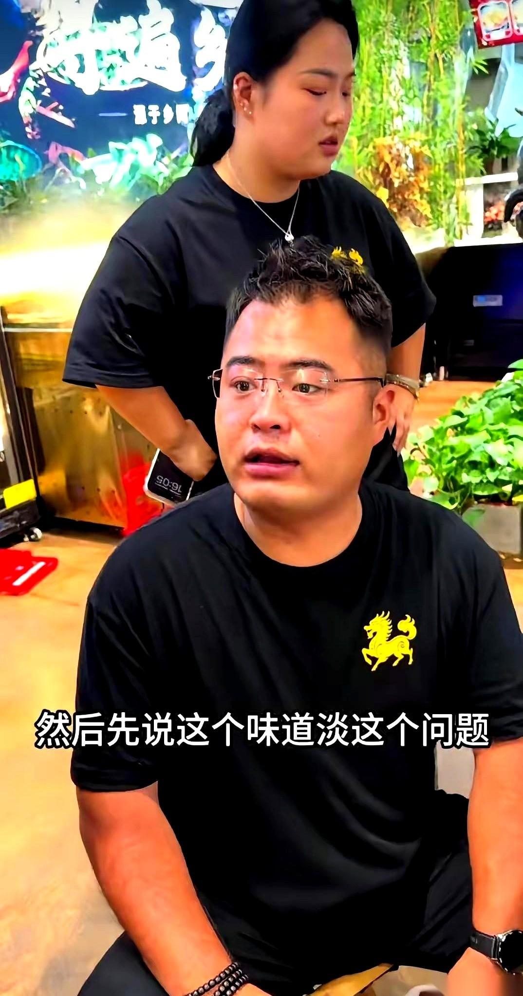 “啪！”沾满油渍的烤肉夹子往不锈钢台面上一摔。
又一个烧烤师傅拽下围裙，连工钱都