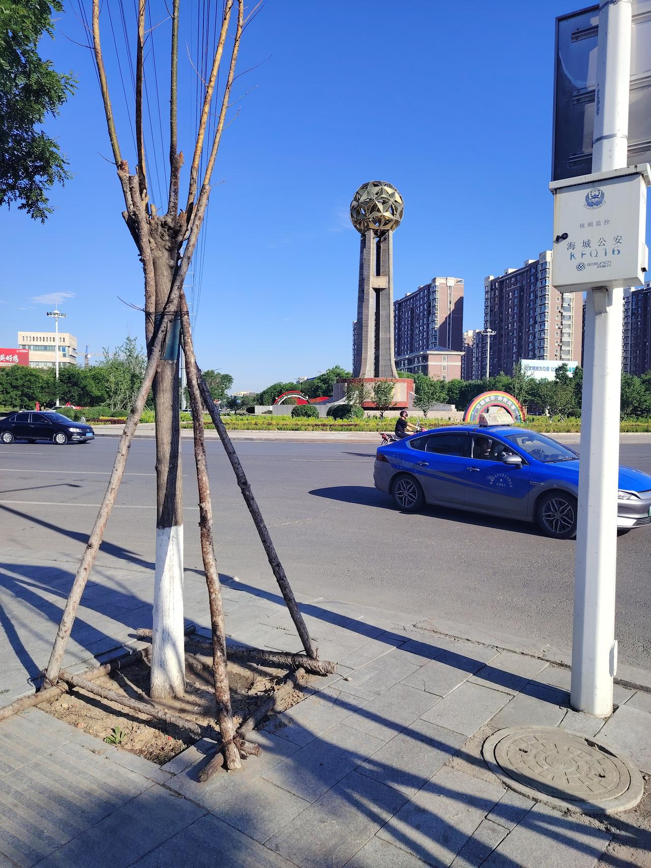 早起急急忙忙赶路的人们，都是在为生活奔波，这是海城的地标性建筑。