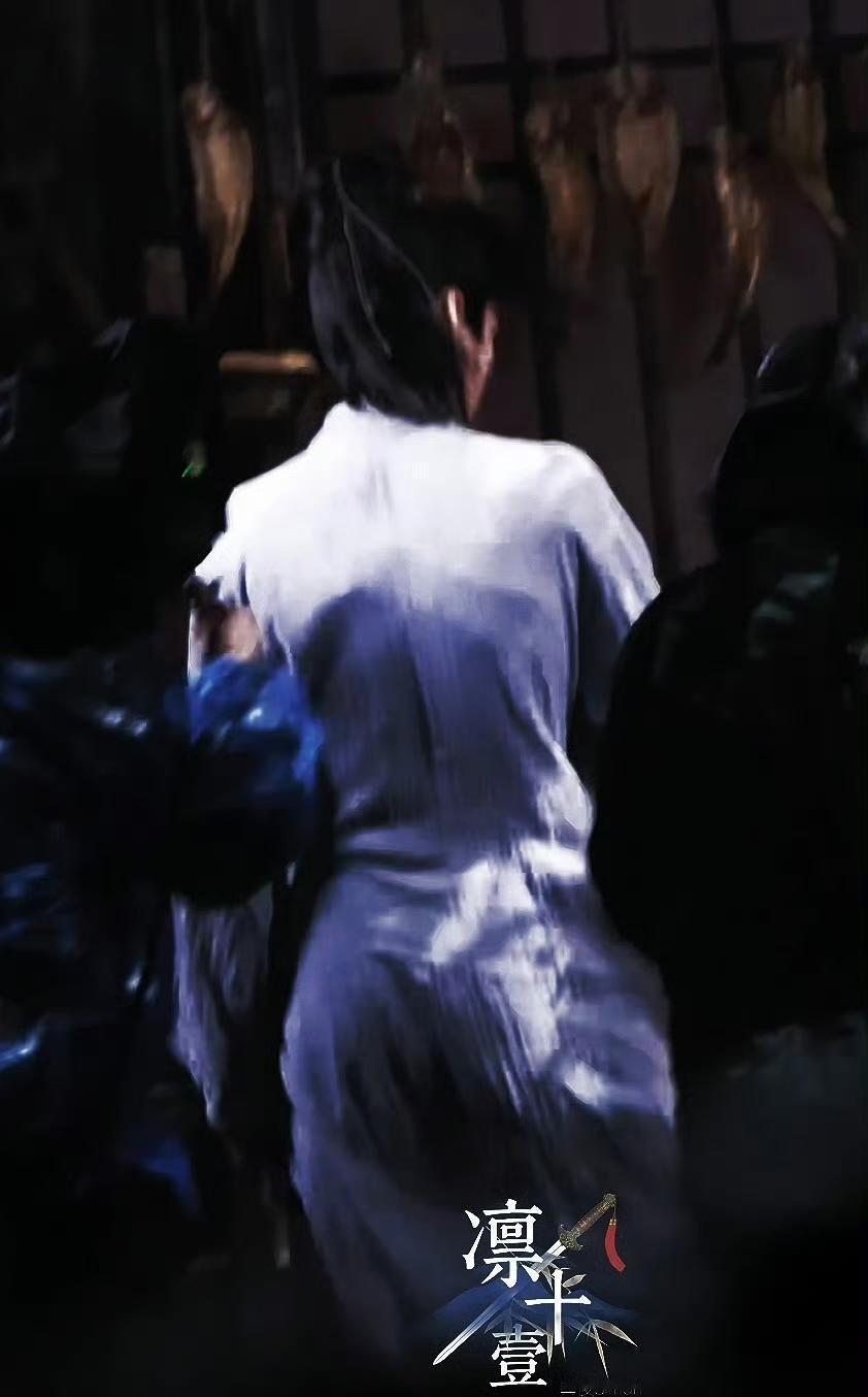 第一集就被按在地上摩擦的主角，你见过吗？
叶昭就是。
但编剧的刀，这才刚开刃。