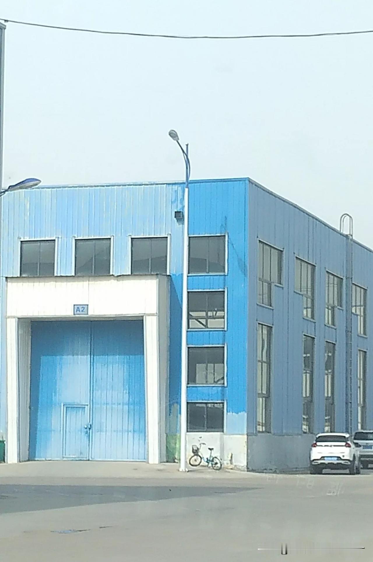 工厂的工人真的很悲催 ,挣的不多这管理那制度的不少 .当然这会儿老板也不容易 ,