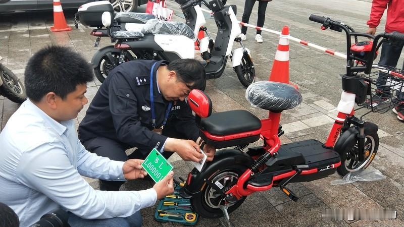 电动自行车“新国标”过渡期结束！专家回应：这样载娃才合法
2025年12月1日起