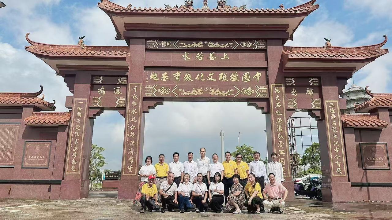 今朝风和景明，广东省化州市诗词楹联家协会一众诗友同赴化州市南津胜地，探访中国楹联