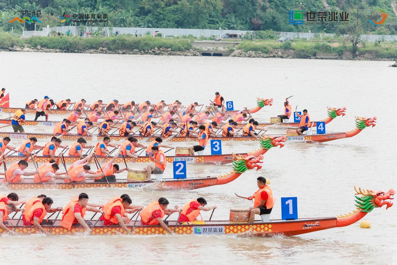 西江月 · 龙舟竞渡

屈子千秋纪念，黎民万世飞舟。
兰桡桂棹竞风流，两岸青山退