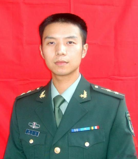 陈大桂排长，汶川大地震发生时，在家休假的陈大桂舍生忘死救出11名被困群众，自己和