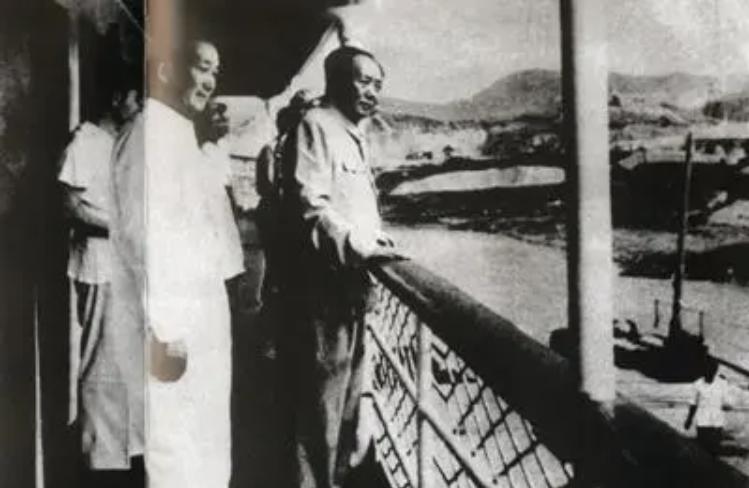 1958年秋天，张治中将军坐在中南海火炉旁，开口说道：“主席，有个大官借了我两千