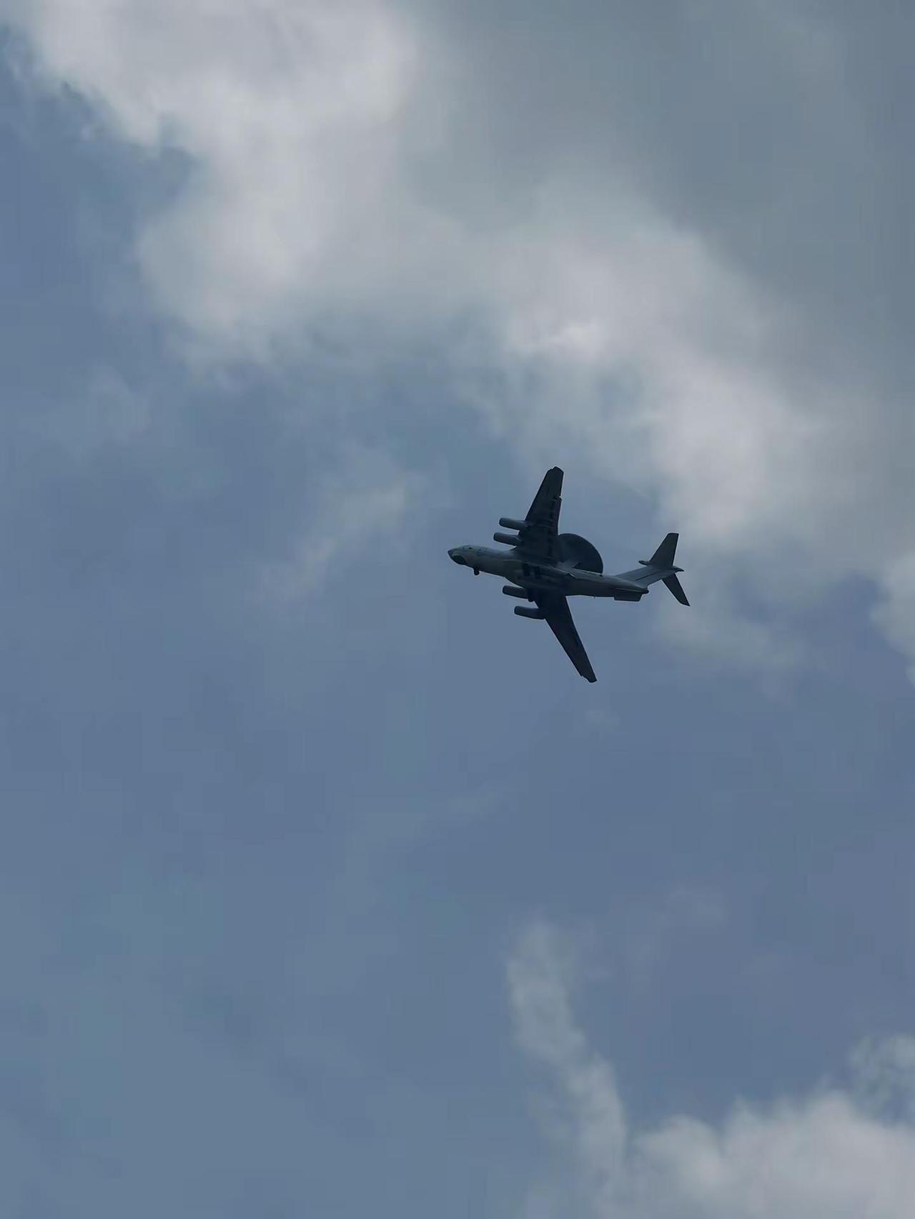 偶遇空中预警机巡航，