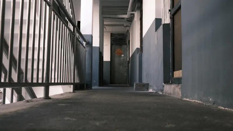 楼道是公共空间，不是私人空间，不应该占有放私人物品。是你错了，把鞋柜挪家里去吧。