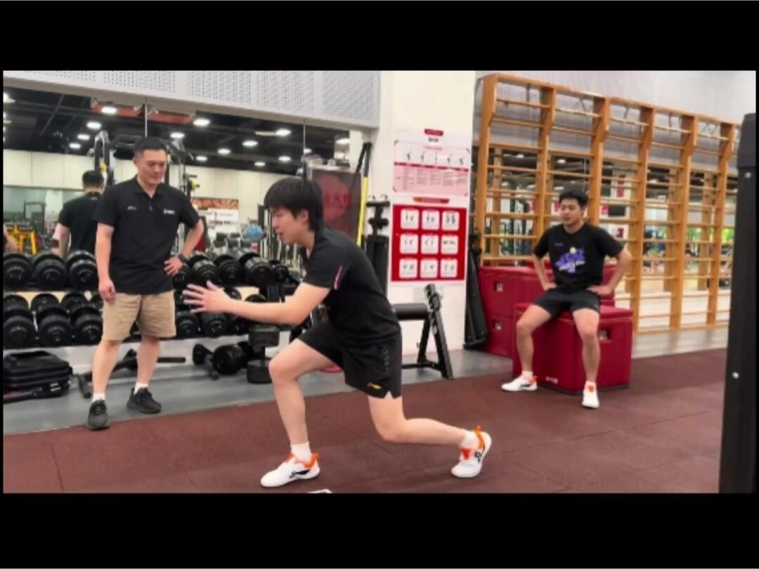 王楚钦和牛牛在一起健身，牛牛拍摄含牛量90%，这是真的体育尖子生！
看到王楚钦训