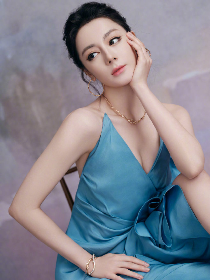 迪丽热巴 油画美人来啦！热巴今日出席 Dior 活动的造型图集率先预览 ，以一袭