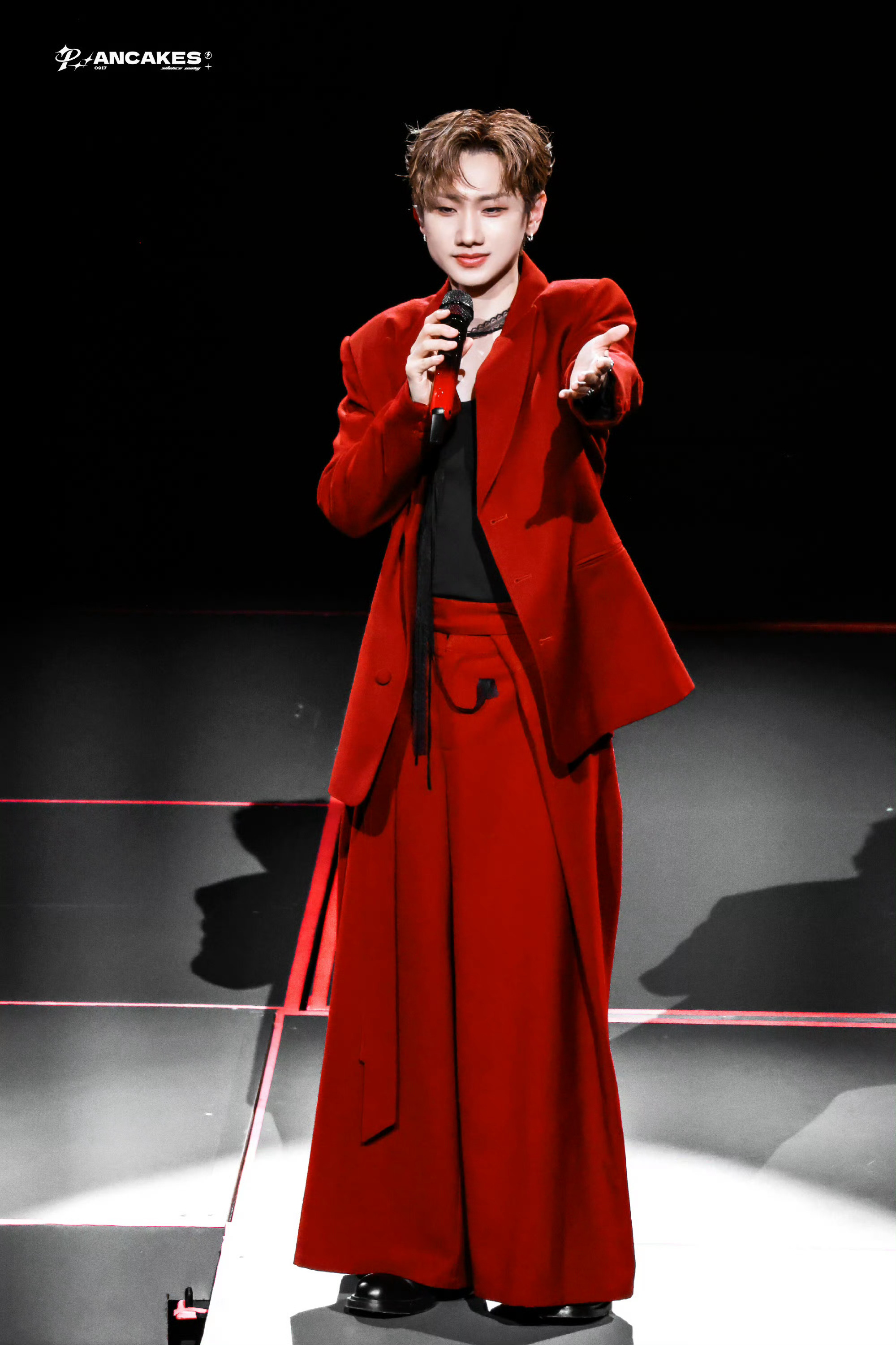 汪苏泷哽咽怎么可爱成这样汪苏泷哽咽时眼尾泛红，鼻尖还带着点委屈的红，像只被戳中软