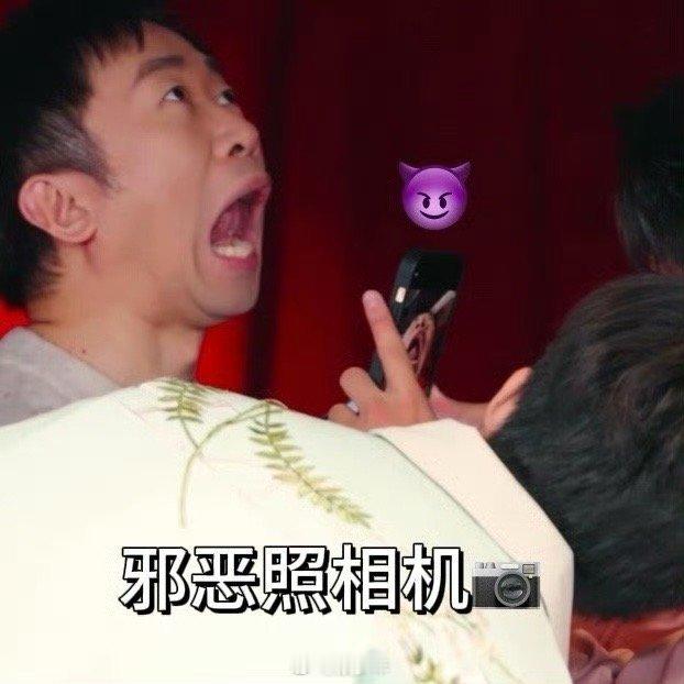 杨迪吐舌头大型人类返祖现场  果然只有杨迪受伤的世界达成了，他的下舌照被大学生贴
