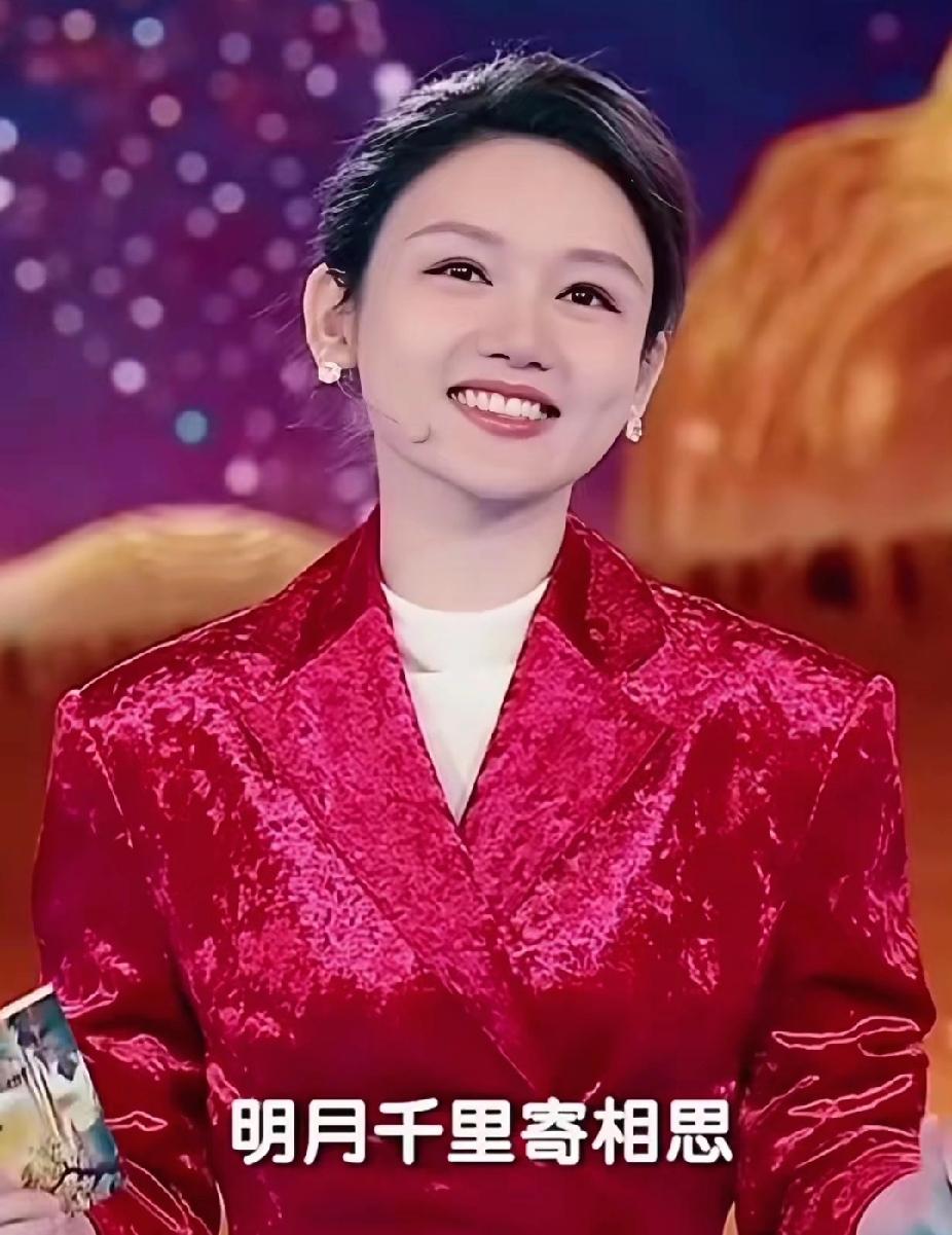 左边是龙洋，右边是董卿
一个被挑剔着看，一个被捧上天
诗词主持风格大不同引发热议