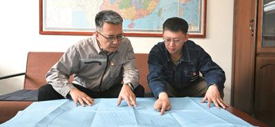 24年深耕戈壁建电网！穆峰磊用匠心架起千里输电长廊
 
穆峰磊，回族，曾担任国网
