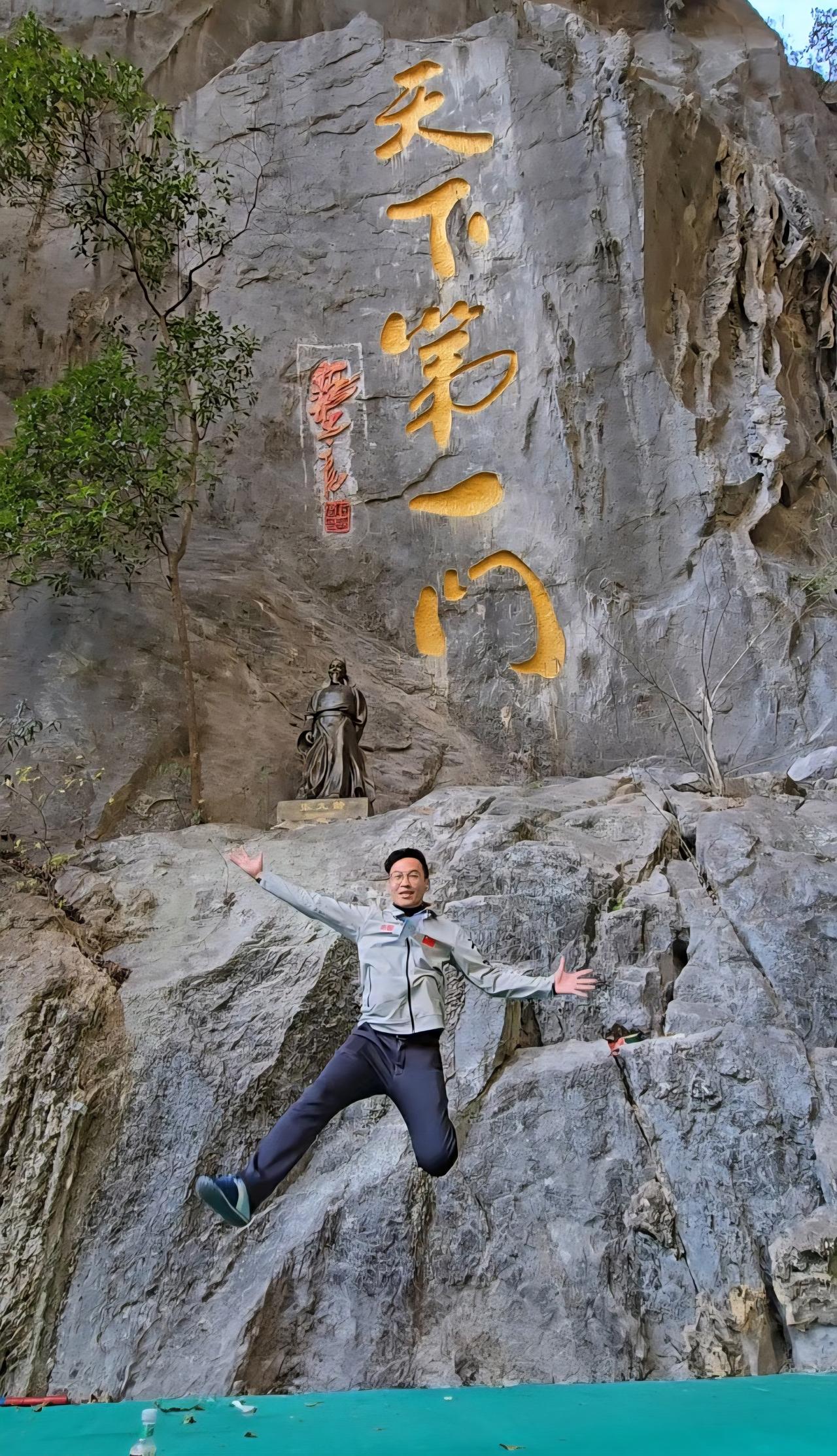 踏天梯揽胜，渡奇峡明心，侠之大者，不负山河不负人!
打卡网红地:韶关仙门奇峡🫰