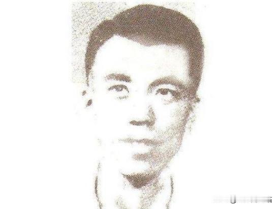 1952年，志愿军张文荣被美军策反，乘坐美军飞机准备潜入我军阵营，在跳伞前一秒，