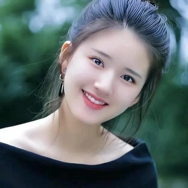 笑语盈盈，花枝乱颤。花颜笑语 暗香浮动满园春 绿柳迊春光 暗香盈盈 盈盈花香 绿