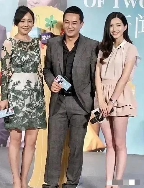 镜头中的江疏影身姿曼妙，秀发垂肩，笑容明艳，玉指如葱，清雅脱俗哈！而闫妮肤色偏黯